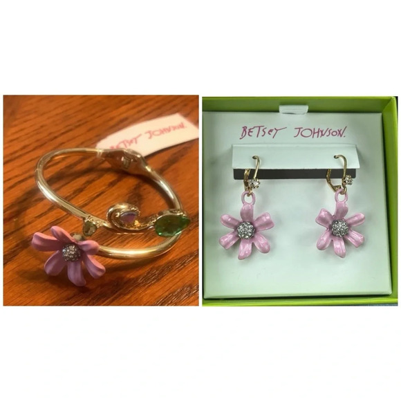 BETSEY JOHNSON SET Blush Pink Flower Daisies Drop Earrings & Daisy Bracelet NWT - Picture 1 of 15
